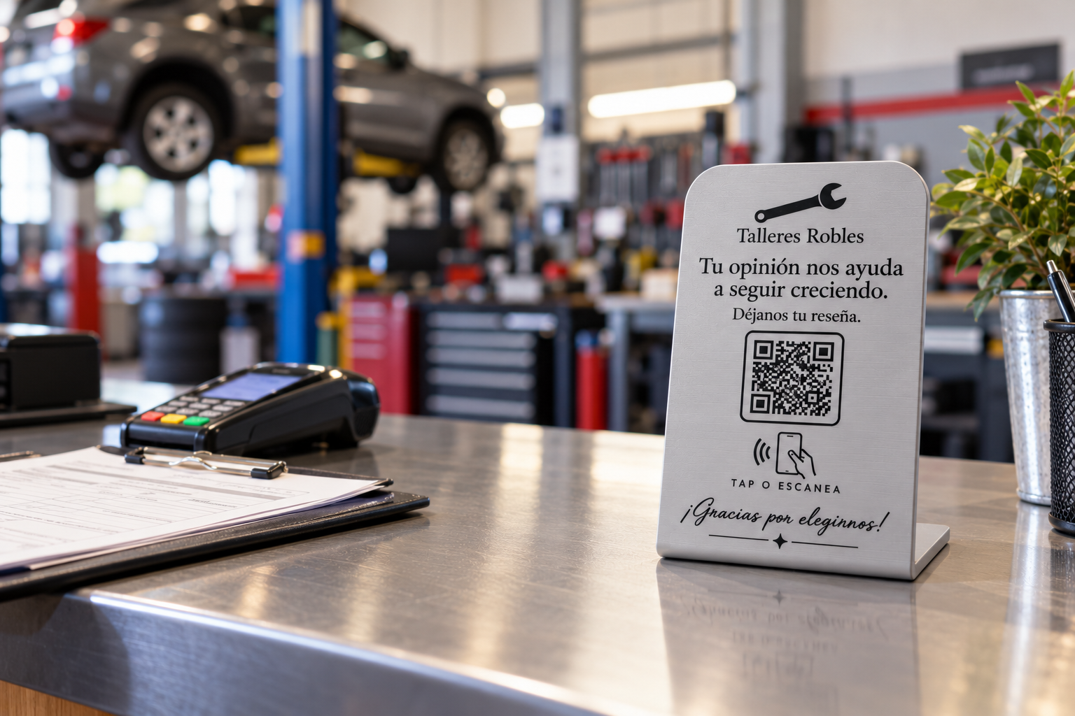 Placa NFC de reseñas gris en el mostrador de atención al cliente de un taller mecánico